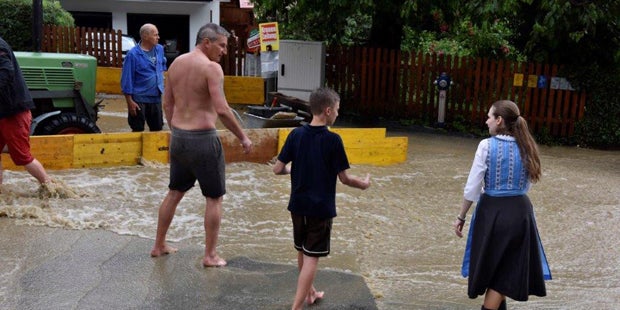 Unwetter legen Bahnstrecken lahm