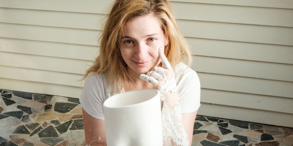 Andrea Kollar mit Skulptur