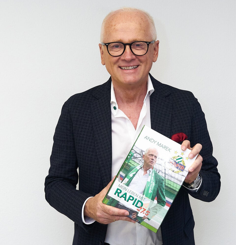 Rapid-Legende Andy Marek mit seinem Buch 