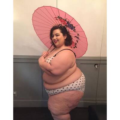 Rund na und? Dicke zeigen ihre Bikinis