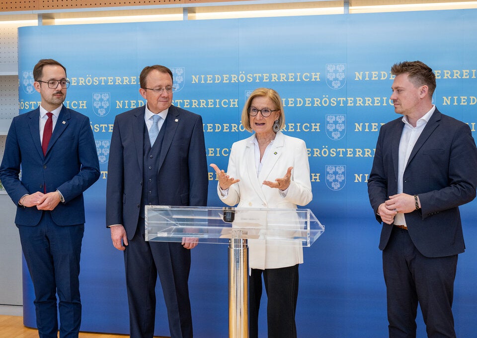 Bei der Angelobung des Bürgermeisters und der Vizebürgermeister von St. Pölten: 1. Vizebürgermeister Michael Kögl, Bürgermeister Matthias Stadler, Landeshauptfrau Johanna Mikl-Leitner und 2. Vizebürgermeister Florian Krumböck (v.l.n.r.).
