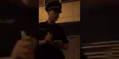 Angry woman forces robber to strip naked in public Video - YouTube.mp4.Standbild002.jpg