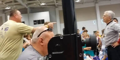 Zorniger Vater r&auml;cht Sohn bei Wrestling Match