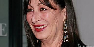 Anjelica trat in Fu&szlig;stapfen ihres Vaters John