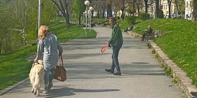 Rudolf Anschober ohne Maske im Park