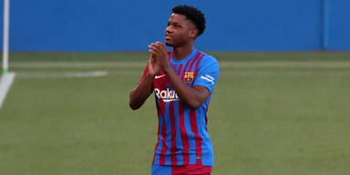 Barcelona-Talent Ansu Fati applaudiert den Fans