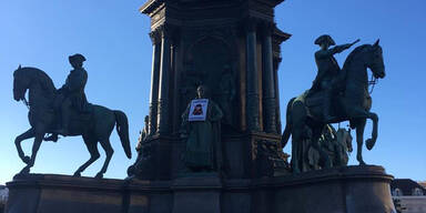 Maria-Theresien-Statue mit Burka bekleidet