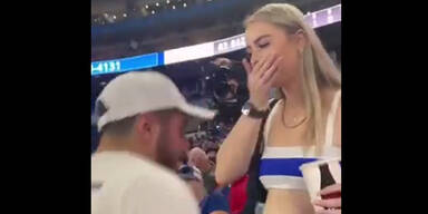 Mann macht im Stadion einen Antrag – doch dann passiert DAS