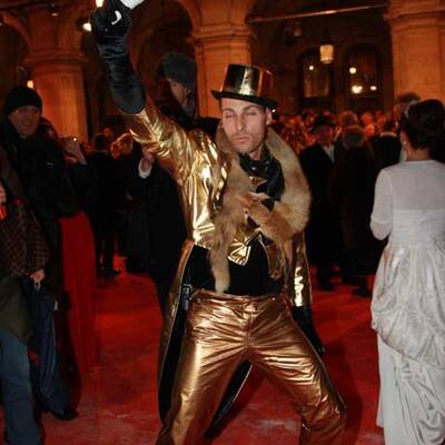 Die schrägsten Opernball-Outfits