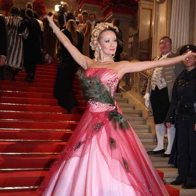 Die schrägsten Opernball-Outfits