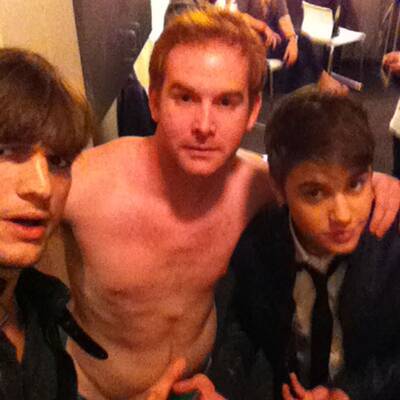 Zwei Charme-Bolzen auf einer Couch