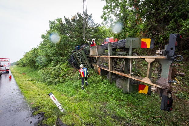 Militärfahrzeug touchiert Lkw und crasht: Drei Verletzte