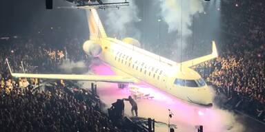 V&ouml;llig abgehoben: Apache 207 jettet mit Flugzeug in der Stadthalle an