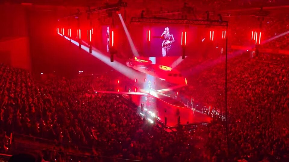 Völlig abgehoben: Apache 207 jettet mit Flugzeug in der Stadthalle an