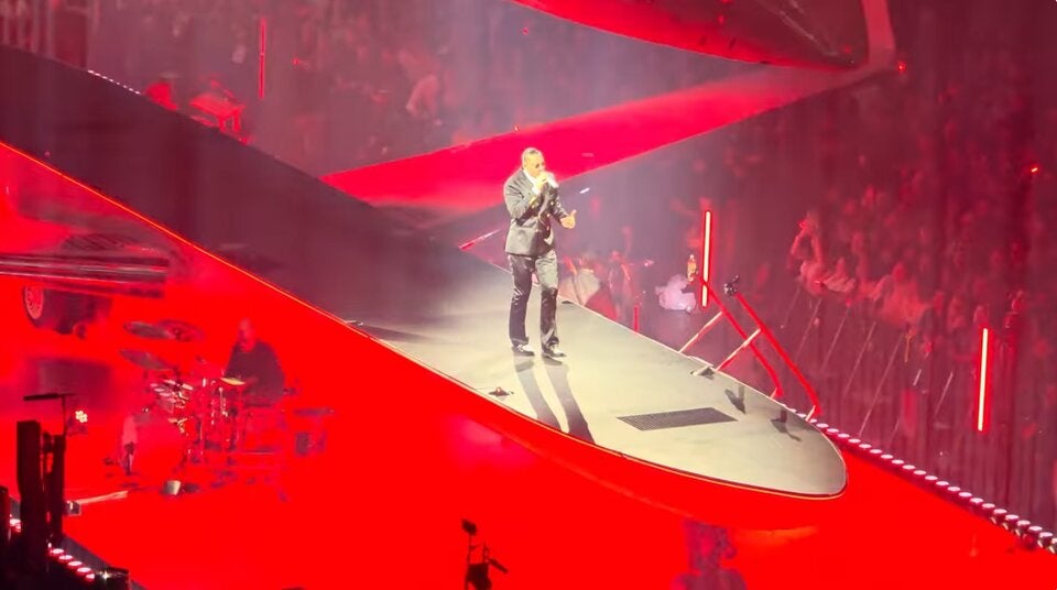 Völlig abgehoben: Apache 207 jettet mit Flugzeug in der Stadthalle an