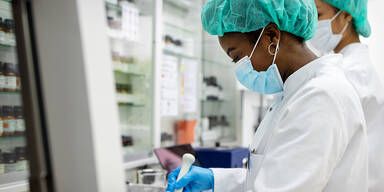 Apothekerinnen oder &Auml;rztinnen im Kittel im Labor