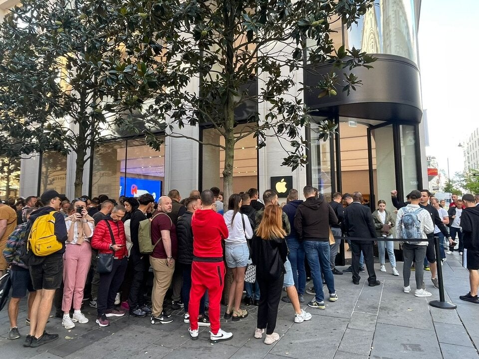 Apple Schlange vor Shop