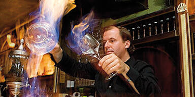 Top-Barkeeper verpr&uuml;gelt und eingesperrt