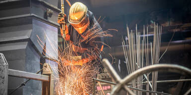 Giftige D&auml;mpfe: Arbeiter (49) in O&Ouml; st&uuml;rzt in den Tod