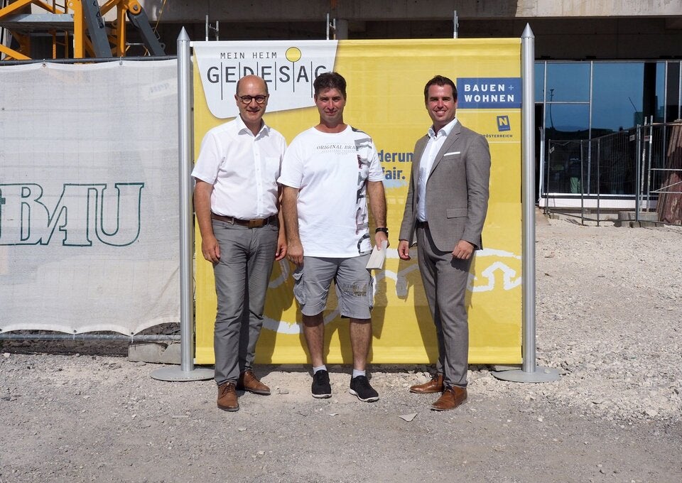 Gleichenfeier mit Bgm. J. Pressl, Roman Pils (Polier der Firma Mayr-Bau), Peter Forthuber (Vorstand Gedesag). v. l.