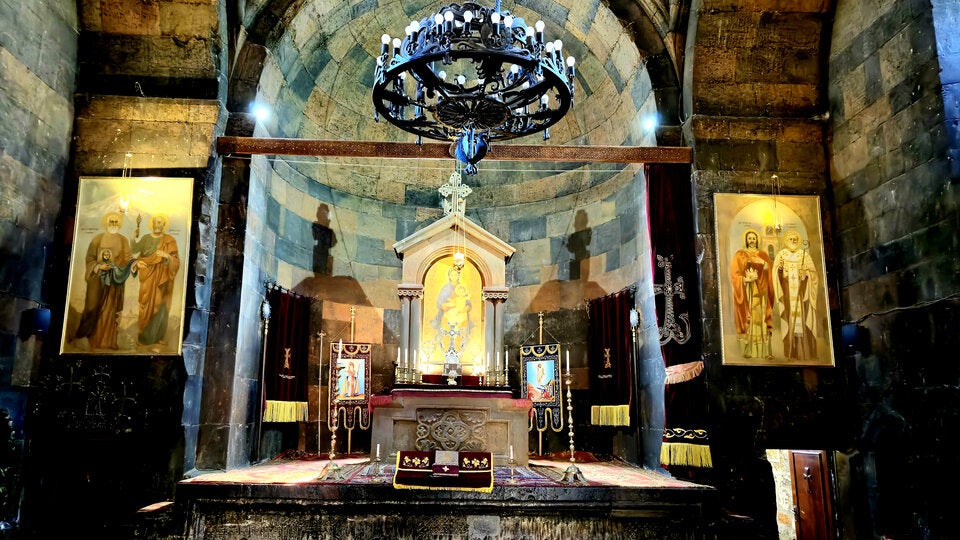 Typisch Armenisch. Heilige Mutter Gottes Kirche mit einfachem Gebetsraum und Kuppel.