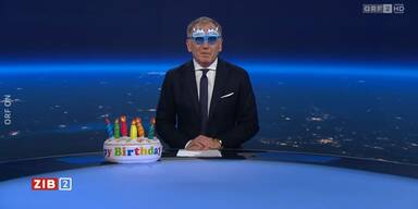 Brille und Plastik-Torte: Armin Wolf feiert ZiB2-Geburtstag