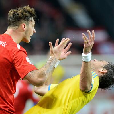 Hier fliegt Arnautovic vom Platz