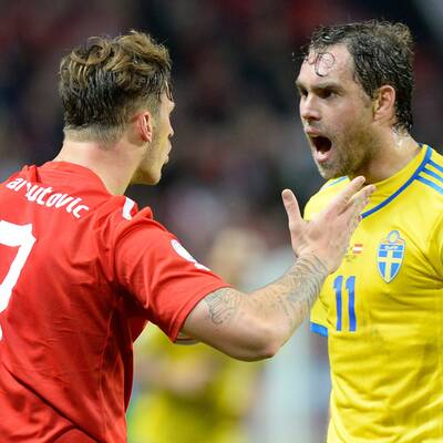 Hier fliegt Arnautovic vom Platz