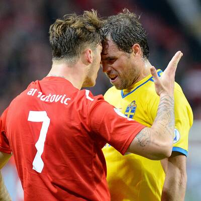 Hier fliegt Arnautovic vom Platz