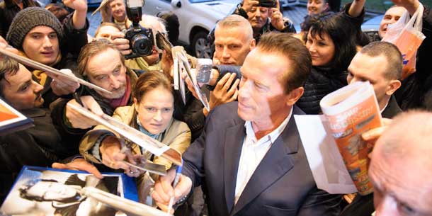 Arnie mit Totenkopf-Handshake beim Kanzler