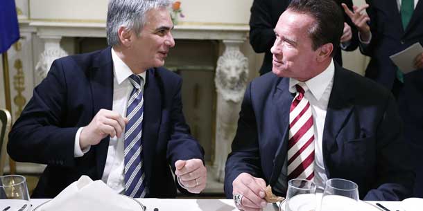 Arnie mit Totenkopf-Handshake beim Kanzler