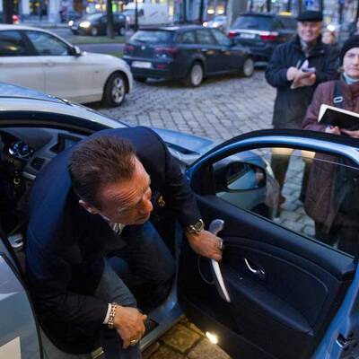 Arnie gibt Fans Autogramme