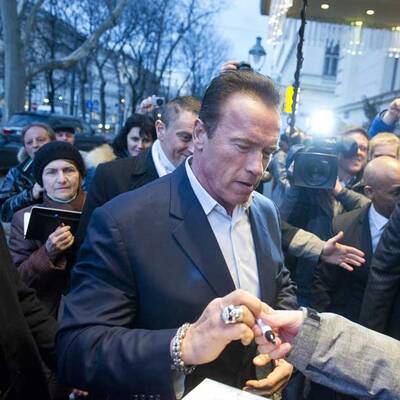 Arnie gibt Fans Autogramme