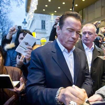 Arnie gibt Fans Autogramme