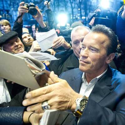Arnie gibt Fans Autogramme