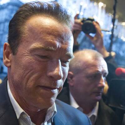 Arnie gibt Fans Autogramme