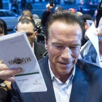 Arnie gibt Fans Autogramme