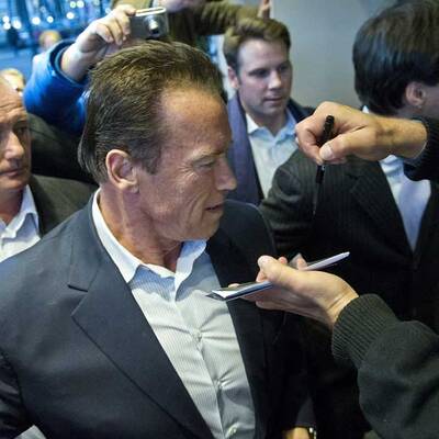 Arnie gibt Fans Autogramme