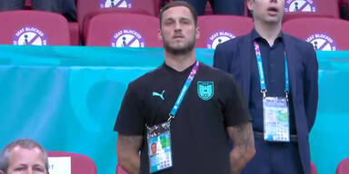 Marko Arnautovic singt auf der Trinühne der Amsterdam-Arena die Bundeshymne mit