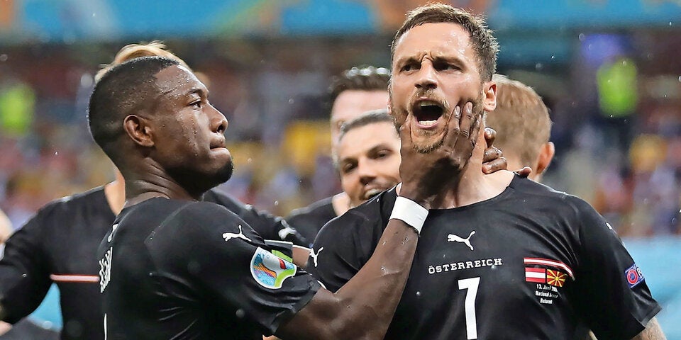 David Alaba hält den Mund von Teamkollege Marko Arnautovic