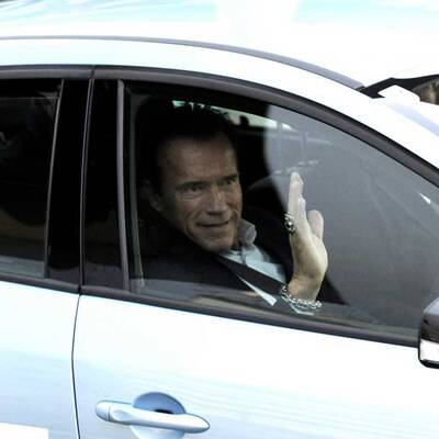 Hier kommt Arnie in Wien Schwechat an
