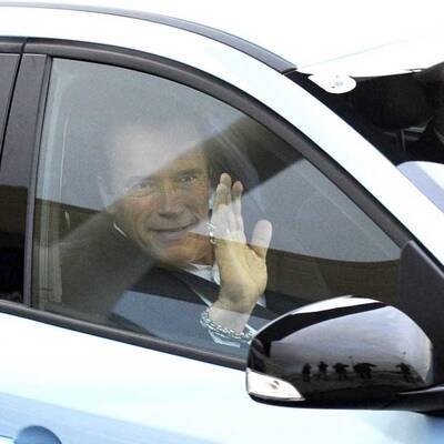 Hier kommt Arnie in Wien Schwechat an