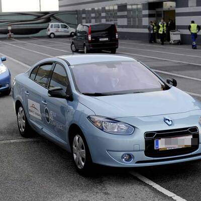 Hier kommt Arnie in Wien Schwechat an