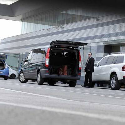 Hier kommt Arnie in Wien Schwechat an