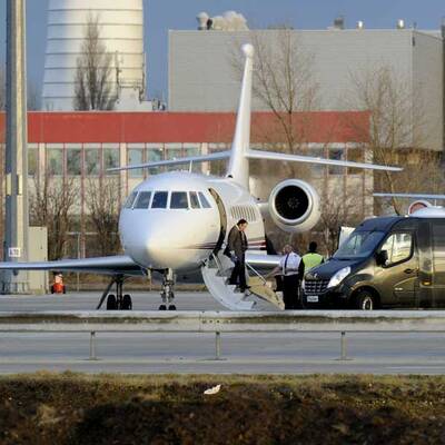 Hier kommt Arnie in Wien Schwechat an