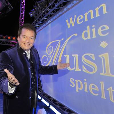 Rihanna - Queen of Downloads