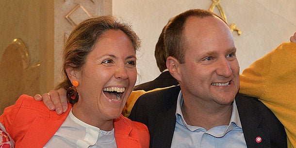 NEOS-Kandidatin Barbara Unterkofler und Parteichef Matthias Strolz jubeln über Wahlergebnis.