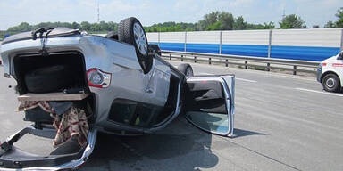 Schwerer Unfall auf A22: Fünf Verletzte