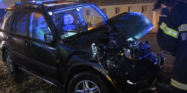 Pkw prallte gegen Hauswand: Lenker verletzt