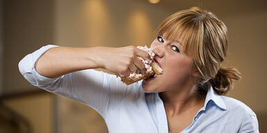 V&ouml;llerei Fressucht Frau Torte